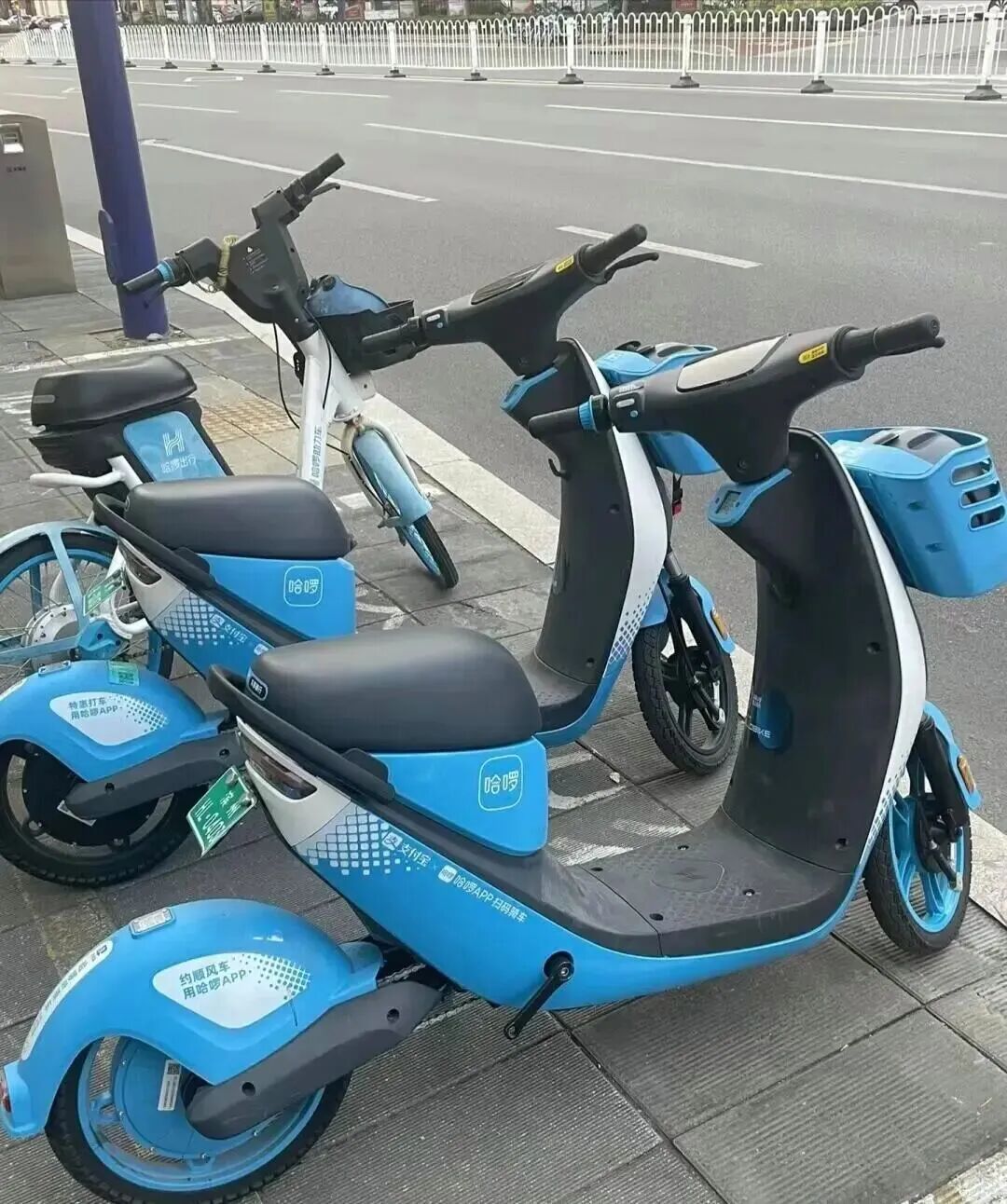 Representative image for 长鑫科技批量造富：12名核心成员身家过亿，碧桂园却卖飞痛失490亿；哈啰电车骑行中断电落锁致博士十级伤残；月之暗面开源Kimi K3模型